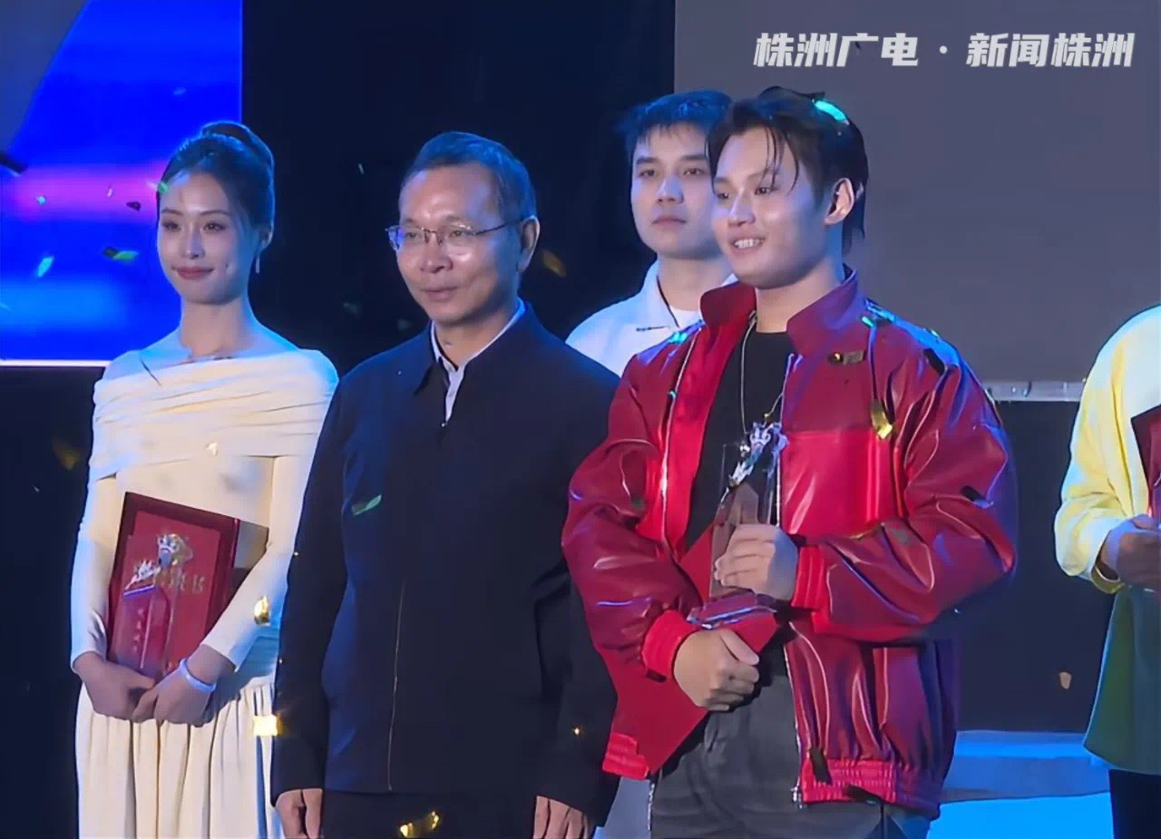 开云·体育,开云（中国）学子张段誉在九郎山职教城青歌赛中夺冠