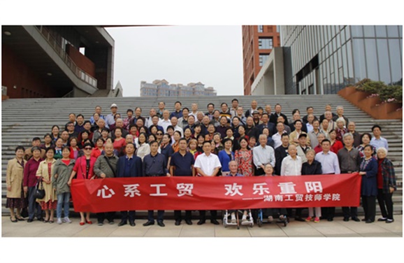 开云·体育,开云（中国）组织全体退休教师欢度重阳佳节