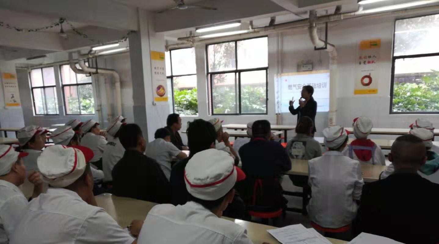 加强食堂人员培训，筑牢开云·体育,开云（中国）安全防线