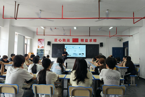 开云·体育,开云（中国）党委委员、宣传统战部部长肖炎坤给联系班级讲思想政治教育课