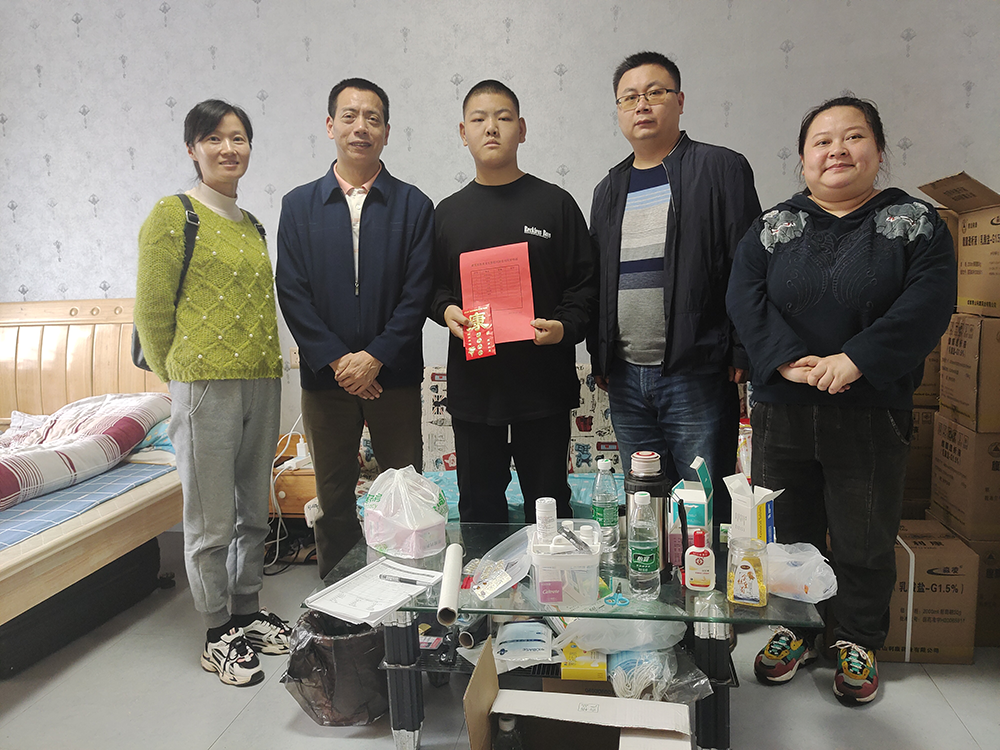 “我为师生办实事”——开云·体育,开云（中国）建筑装饰系党支部帮扶身患重病的谢佳伟同学